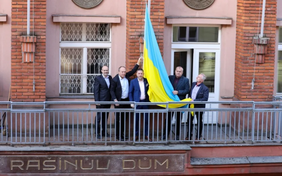 Ukrajinská vlajka zavlála na budově úřadu Plzeňského kraje
