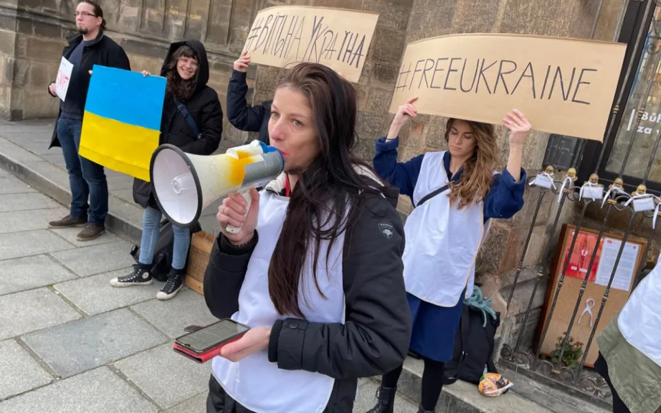 Lidé na Plzni vyjádřili solidaritu s bombardovanou Ukrajinou, na setkání přišli Češi, Ukrajinci i Rusové