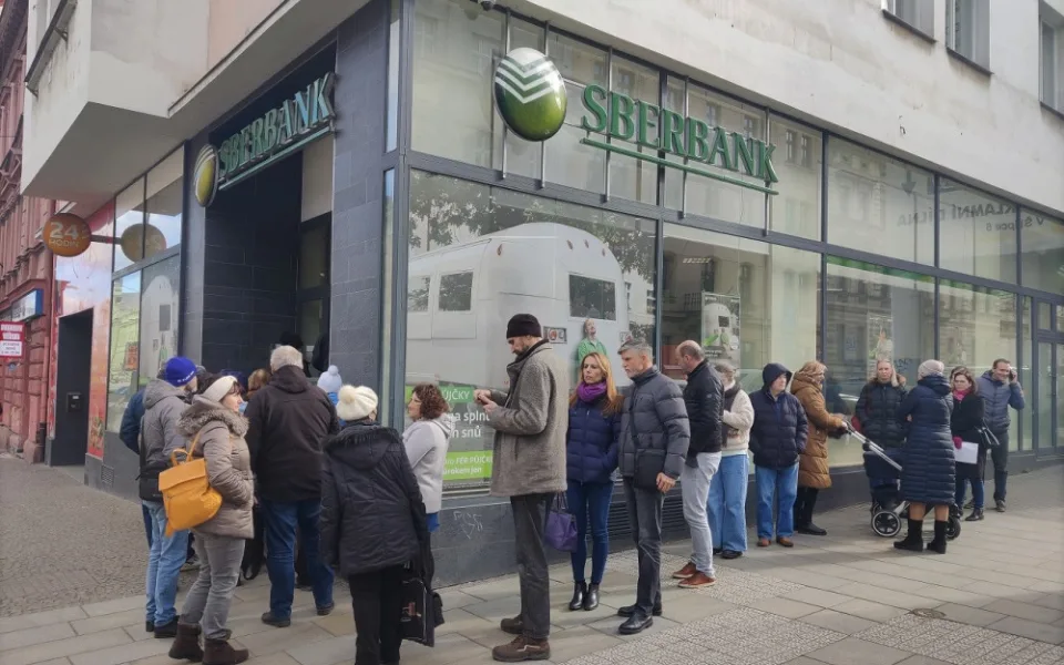 Pobočka Sberbank na Americké je nadále uzavřená, klientům nefungují karty ani internetové bankovnictví