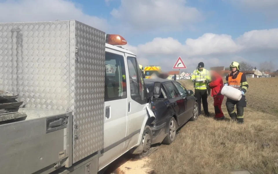 Řidič pod vlivem alkoholu způsobil hromadnou dopravní nehodu, zranění utrpěla těhotná žena