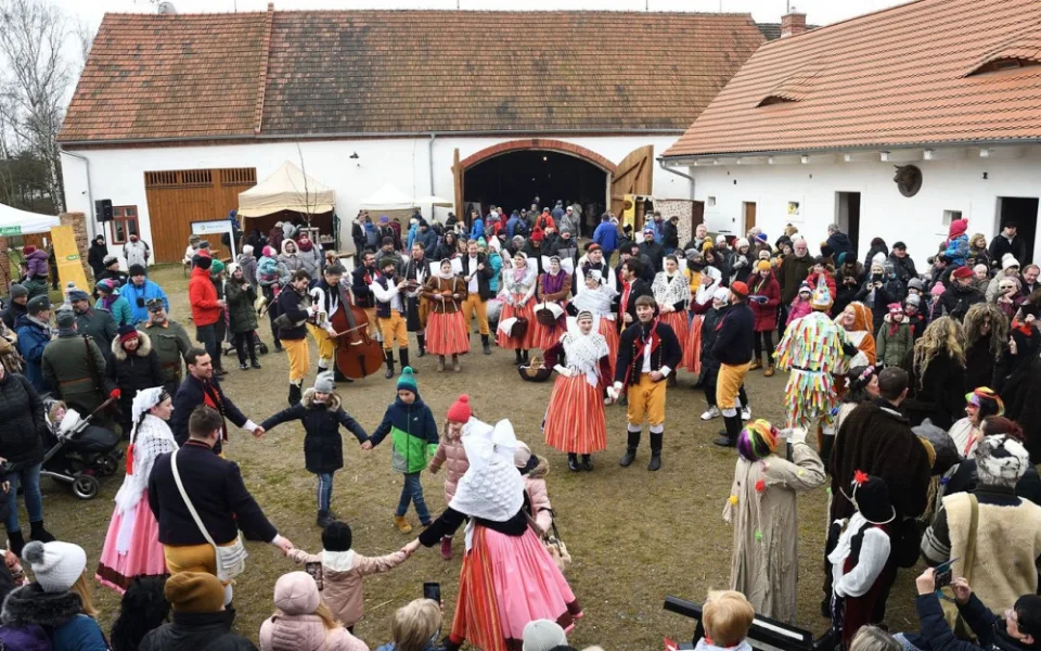 Selský dvůr U Matoušů ožil masopustní veselicí, dorazily tisícovky lidí
