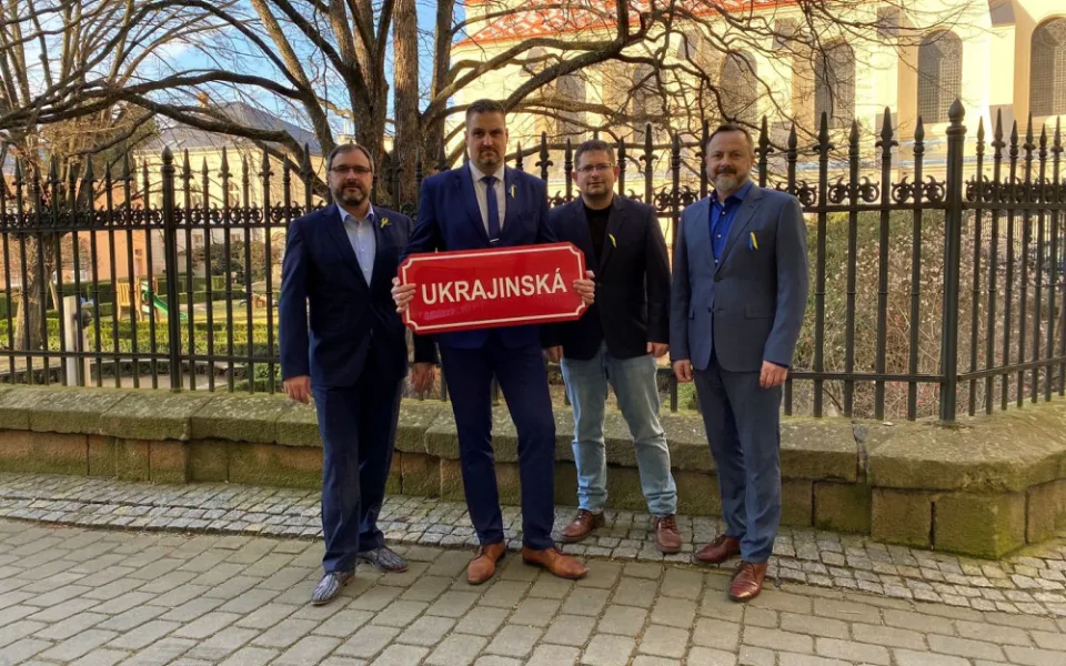 Vedení centrálního plzeňského obvodu s novou cedulí pro ulici Ukrajinská