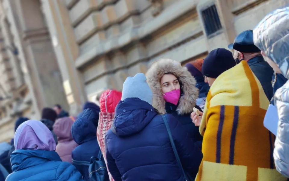 Stovky uprchlíků z Ukrajiny čekají v Plzni ve frontách na víza a bydlení