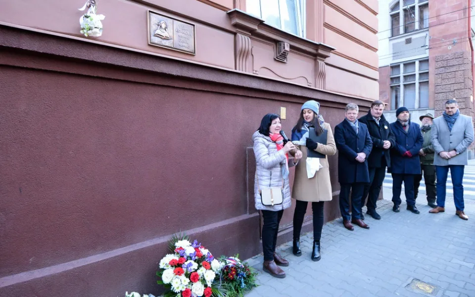Věře Kohnové odhalili pamětní desku, dívka je díky deníku přirovnávána k plzeňské Anně Frankové