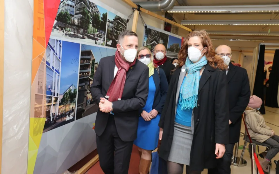 Krajské asistenční centrum pomoci Ukrajině (KACPU) v centru Plzně navštívila v úterý zástupkyně amerického velvyslance v Praze Chargé d´Affairs Jennifer Bachusová v doprovodu hejtmana Rudolfa Špotáka