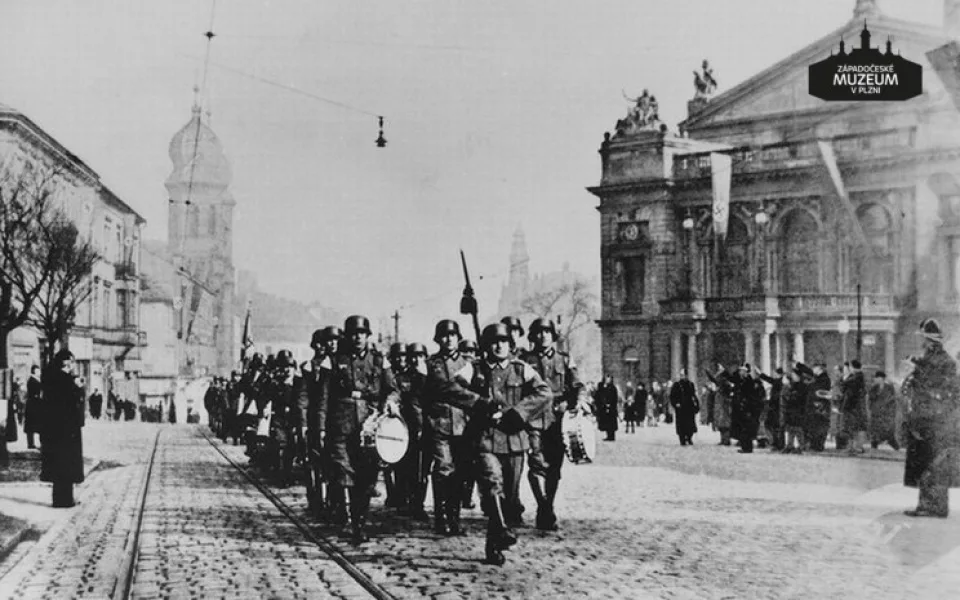 Slavností pochod nacistů po Klatovské třídě v Plzni k výroční prvního roku okupace, archiv ZČM