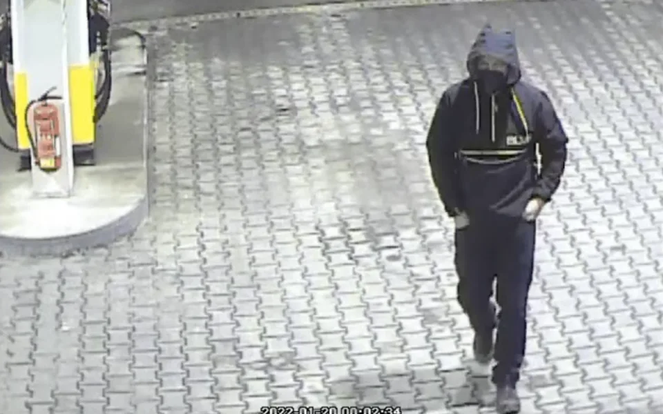 Muž s pistolí v ruce se marně dobýval na čerpací stanici, policie pátrá po jeho totožnosti