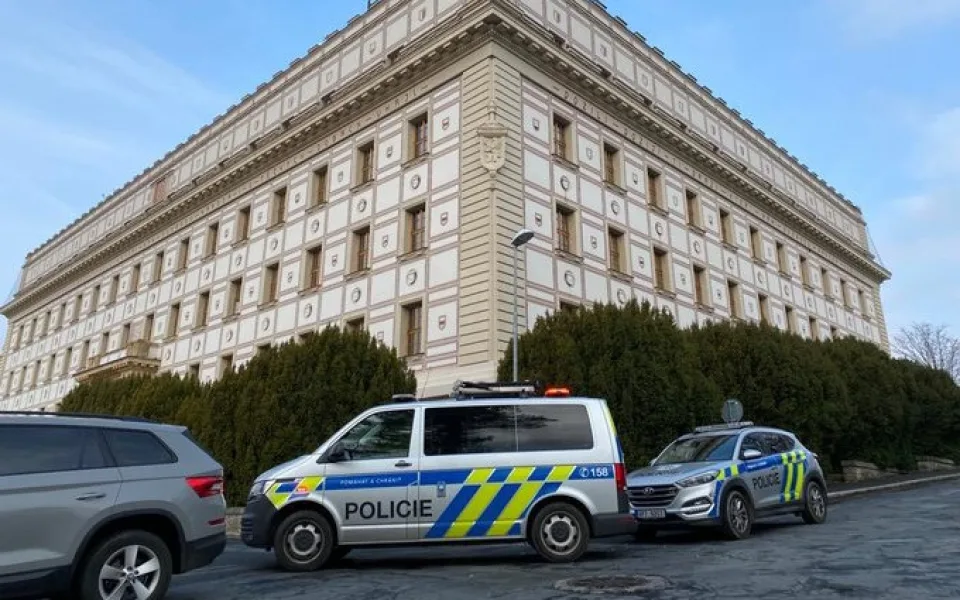 Neznámá žena telefonicky zahrozila bombovým útokem v budově soudu, šířila poplašnou zprávu