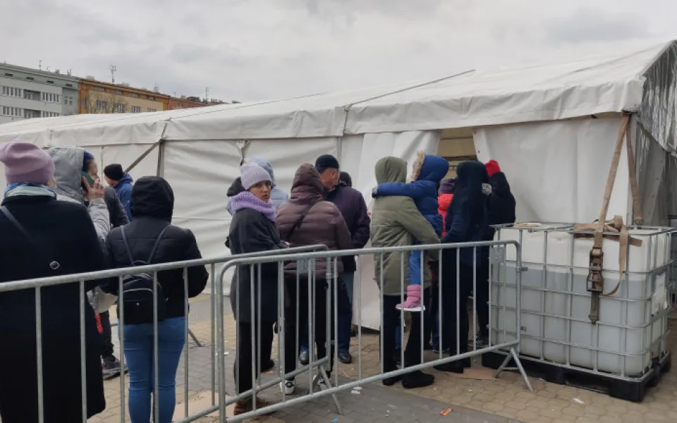 Uprchlíci z Ukrajiny čekají na registraci před plzeňským centrem  KACPU