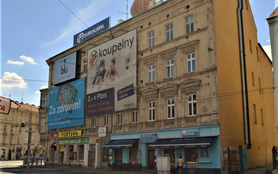 Plzeň chce vylepšit označení provozoven v centru a snížit vizuální smog, plachty z domů zatím nezmizí