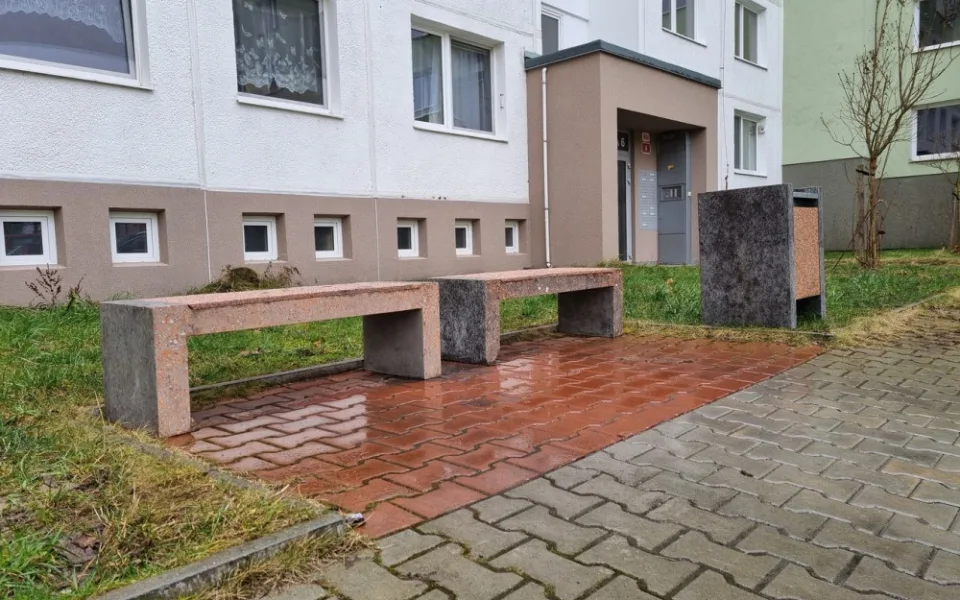 Nové lavičky z recyklované stavební a demoliční suti testuje první plzeňský městský obvod