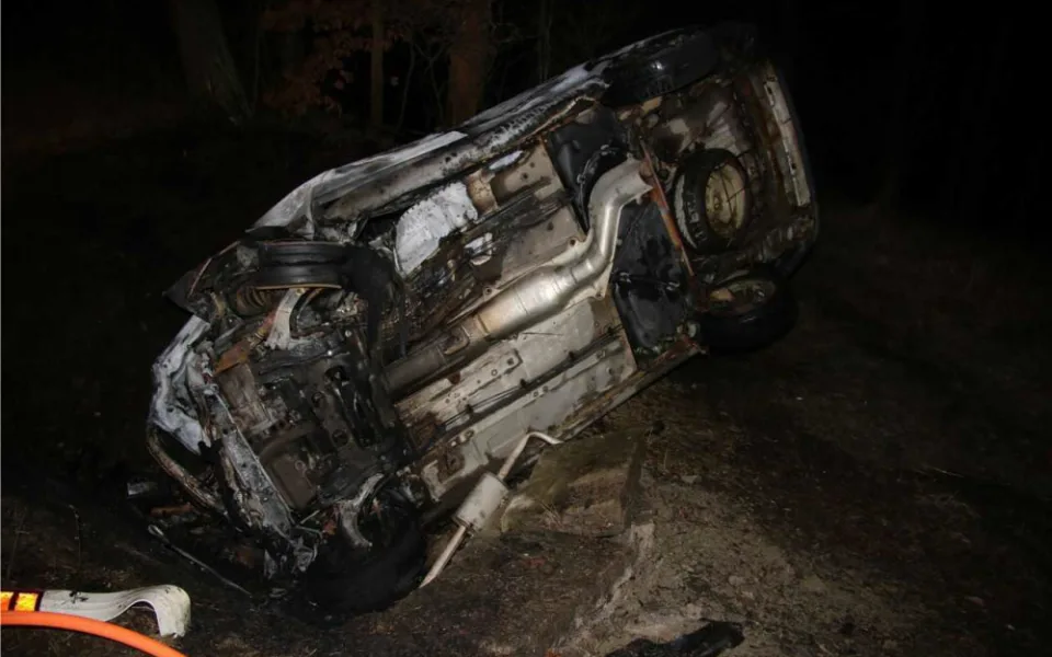 Uvnitř hořícího vozu zůstala po nehodě jedna osoba, hasiči už ji nedokázali pomoci