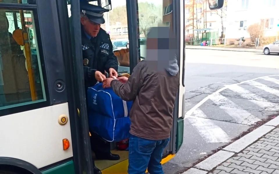 Díky bleskové akci strážníků městské policie se ukrajinsky hovořící muž opět shledal se svými ztracenými zavazadly