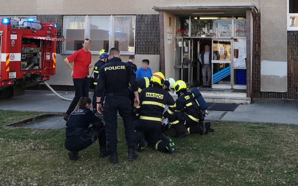 Při požáru učebny se zranili tři policisté, pomáhali s evakuací a následným hašením