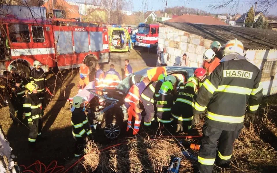 Mladý řidič zkřížil cestu osobnímu vlaku, ten vůz odmrštil několik metrů daleko