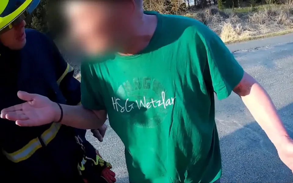 VIDEO: Senior vulgárně nadával hasičům a odmítal je vpustit na pozemek, kde plošně vypaloval trávu