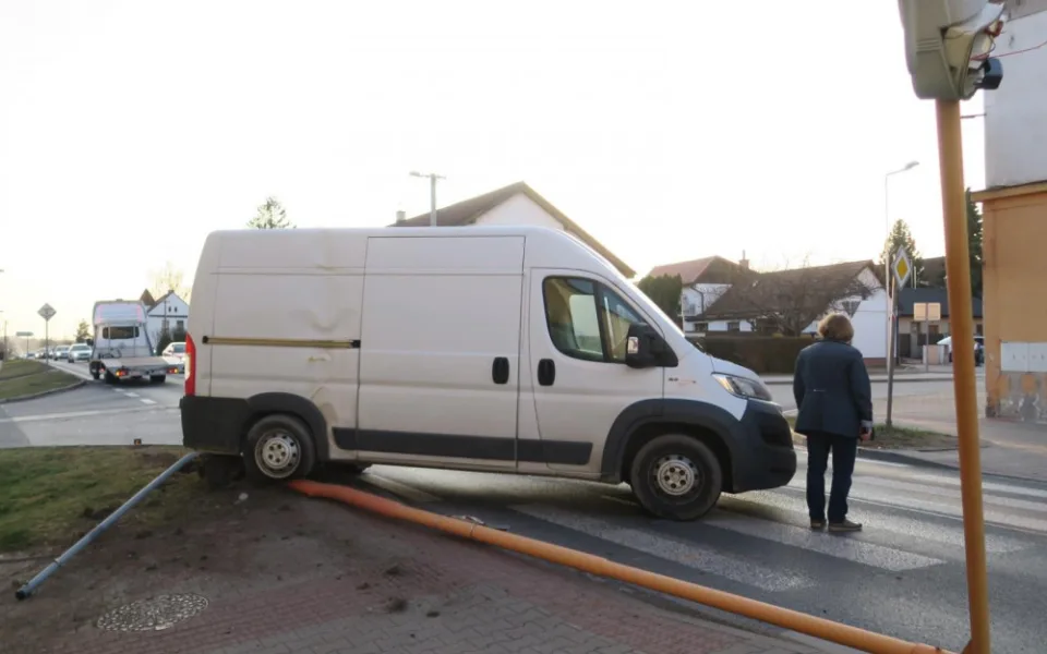 Silně opilý řidič způsobil dvě dopravní nehody, poškozené auto nechal uprostřed silnice a utekl