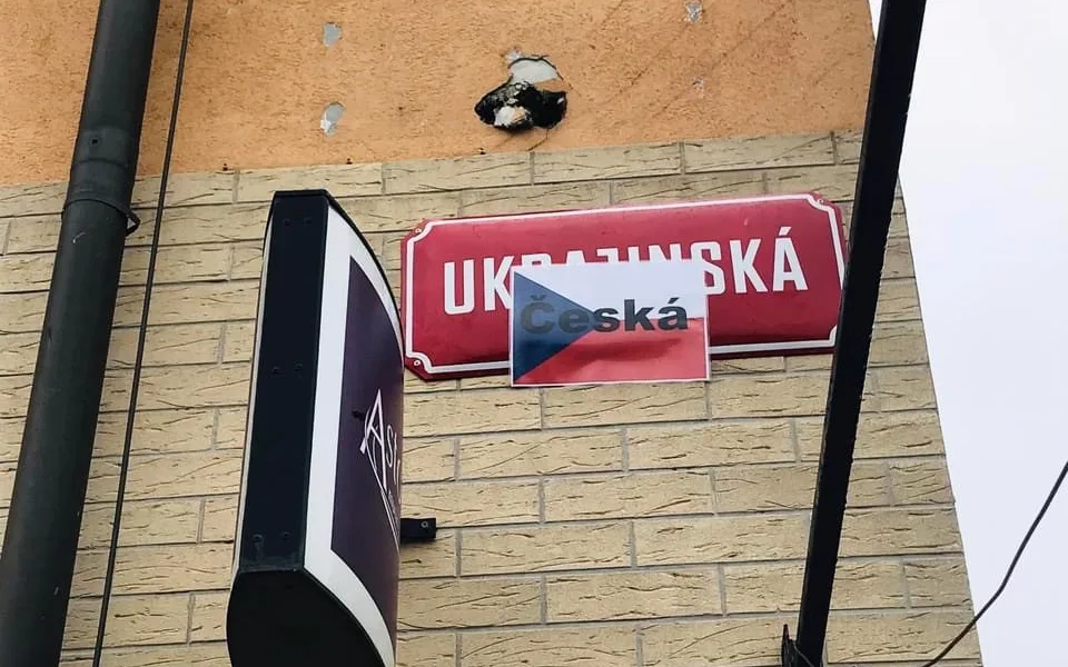 Neznámý autor přelepil v centru Plzně cedule nově přejmenované Ukrajinské ulice vlaječkami s nápisem Česká