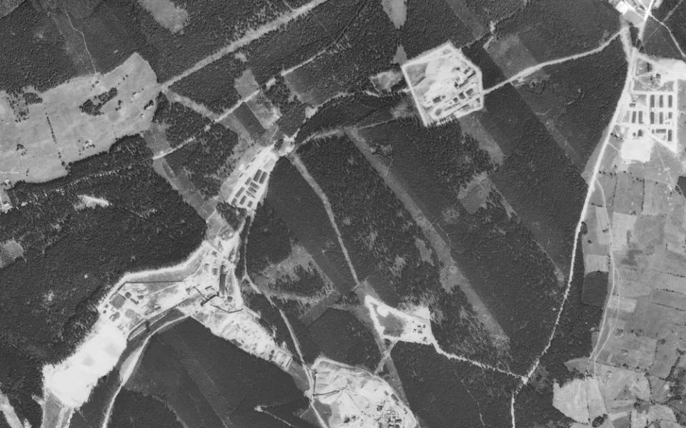 Letecký snímek táborů Nikolaj, Eliáš II a Rovnost na Jáchymovsku z roku 1952