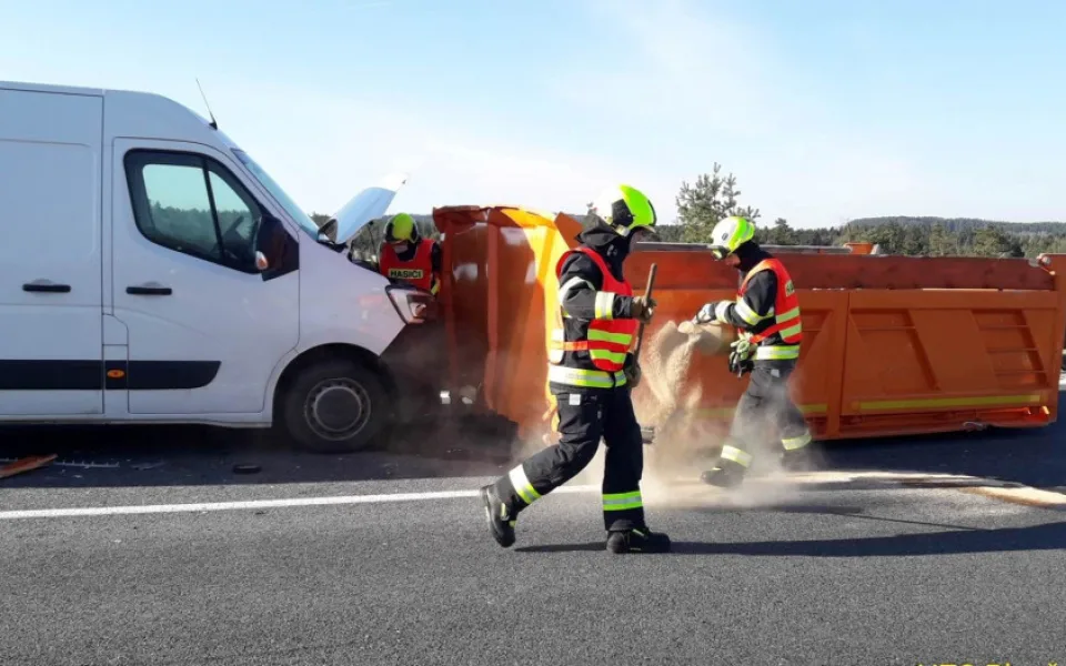 Na dálnici D5 havarovala čtyři vozidla, záchranáři do nemocnice transportovali jednoho těžce zraněného řidiče