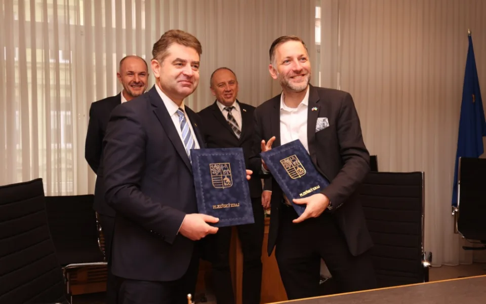 Ukrajinský velvyslanec v ČR Jevhen Perebyjnis a hejtman Plzeňského kraje Rudolf Špoták (Piráti).
