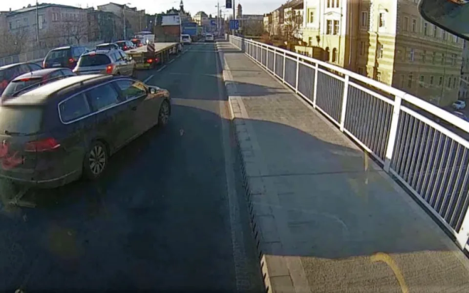 VIDEO: Řidič nebezpečným manévrem ohrozil cestující v autobusu, jedna žena skončila v péči lékařů