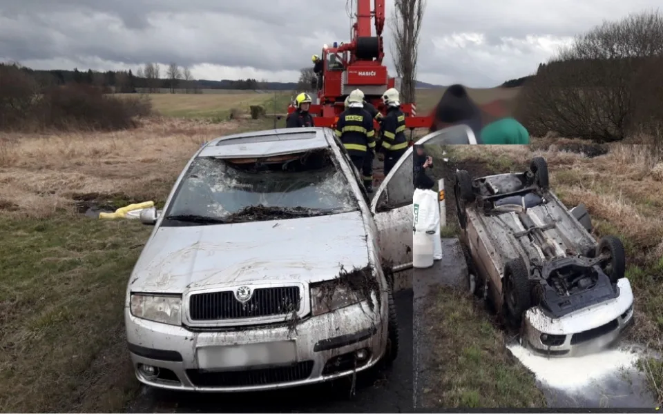 Auto s řidičkou a dítětem se převrátilo na střechu a spadlo do potoka. Vozidlu špatně fungovaly brzdy