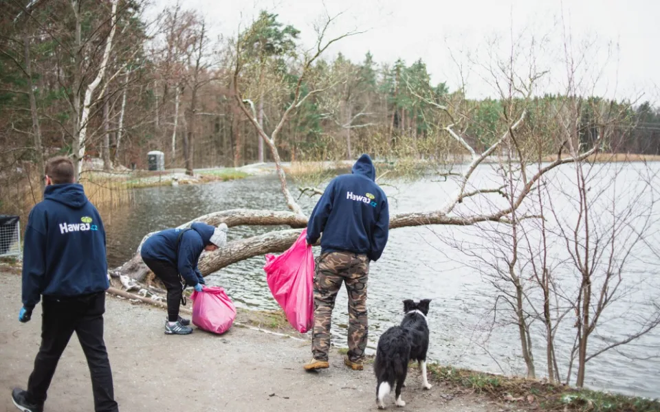 Do boje s odpadky u rybníku Kameňák vyrazili místo teambuildingu zaměstnanci e-shopu Hawaj.cz