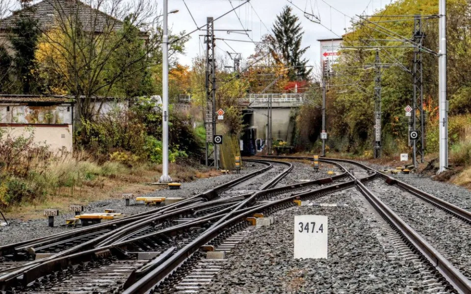 Cestujícím ze Slovan se už brzy otevře nová zastávka vlaků a MHD