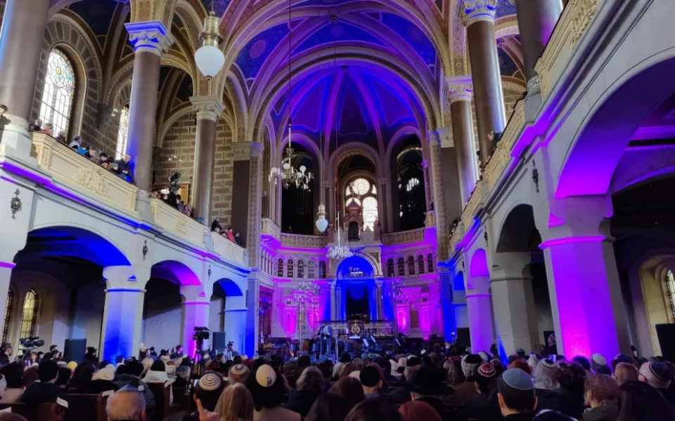 Jedna z největších synagog na světě se po tříleté rekonstrukci opět otevřela veřejnosti