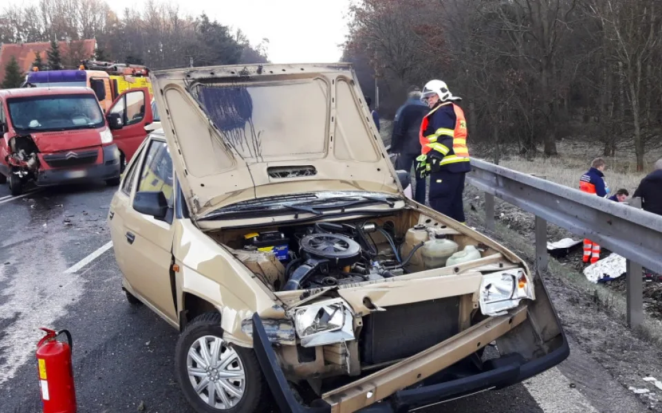 Odražený automobil zasáhl ženu stojící v jeho blízkosti a způsobil jí smrtelné zranění