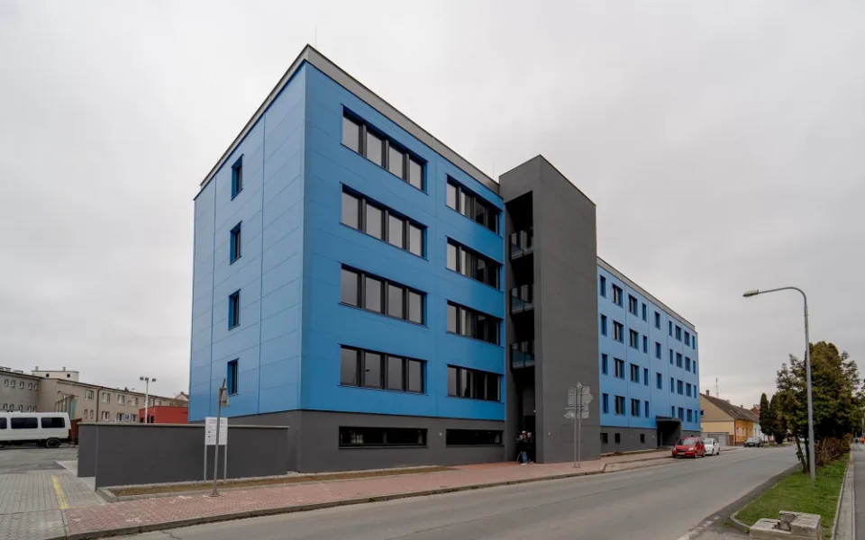 Z bývalé ubytovny a administrativní budovy vzniklo po rekonstrukci za 70 milionů korun 32 bytů