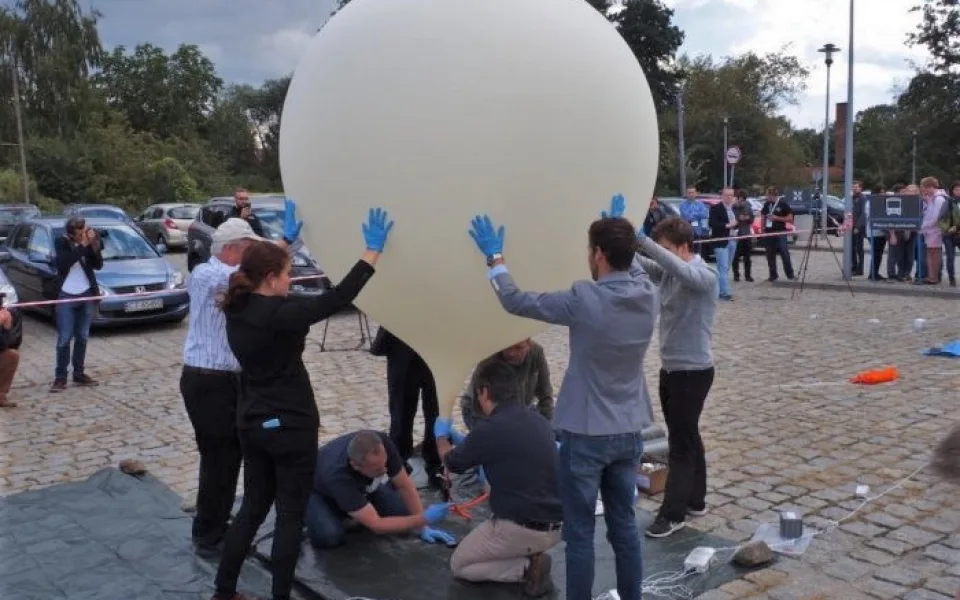 Napouštění balonu heliem před vypuštěním do stratosféry při předchozí akci NEARSPACE, foto: Jaroslav Urbář