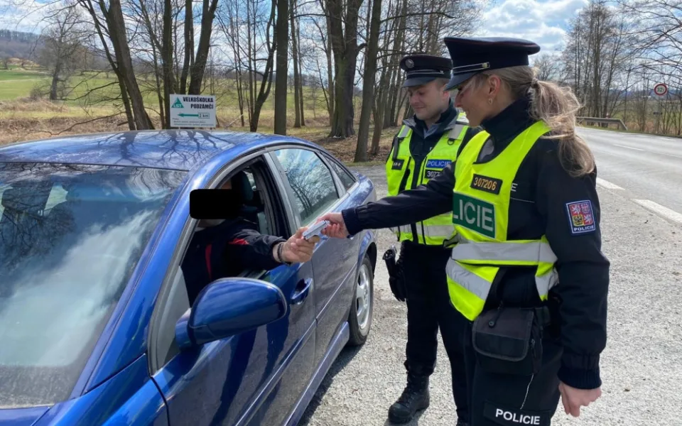 Při policejní akci zaměřené na používání bezpečnostních pásů odhalili muži v uniformách 151 hříšníků. Motorista na snímku měl ale všechno v pořádku