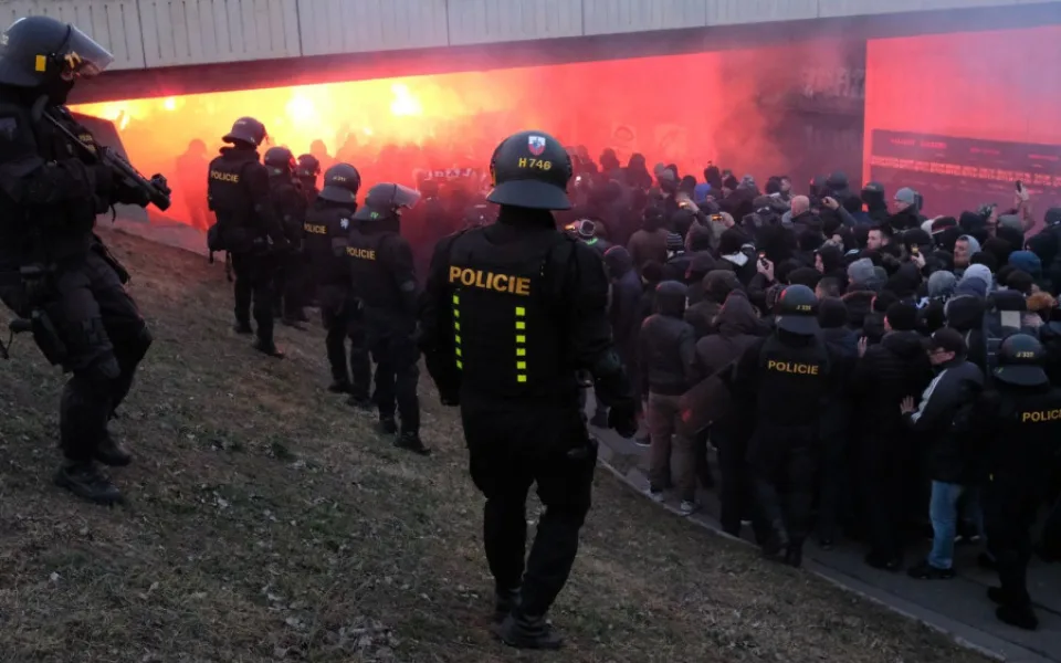 Policisté v Plzni mají bohaté zkušenosti se zvládáním problémových fanoušků