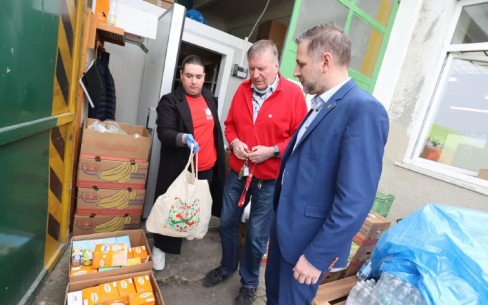 Humanitární sklad potravinové pomoci Diecézní charity navštívil i hejtman Plzeňského kraje Rudolf Špoták