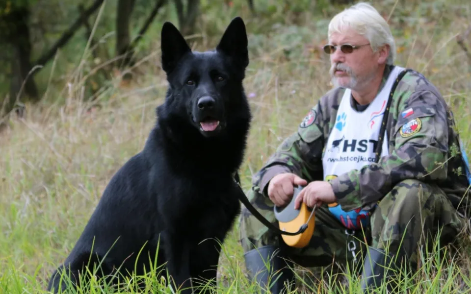 Eso mezi stopaři je služební pes Hektor. S policejním psovodem Petrem Zifčákem sbírá jednu trofej za druhou