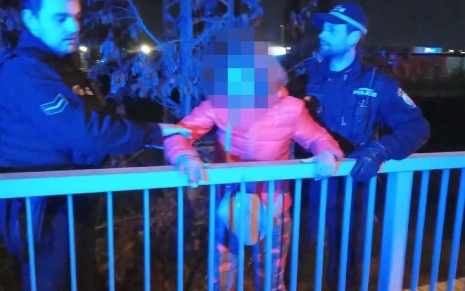 Svědky vyděsila žena na okraji mostu, nechtěla se zabít, jen se v opilosti netrefila na chodník
