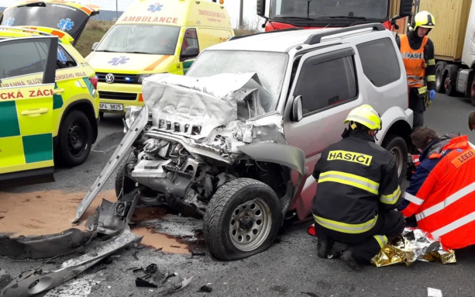 Řidička na D5 nedobrzdila v koloně před jinou nehodou a narazila do kamionu. Zranila se motoristka a dítě