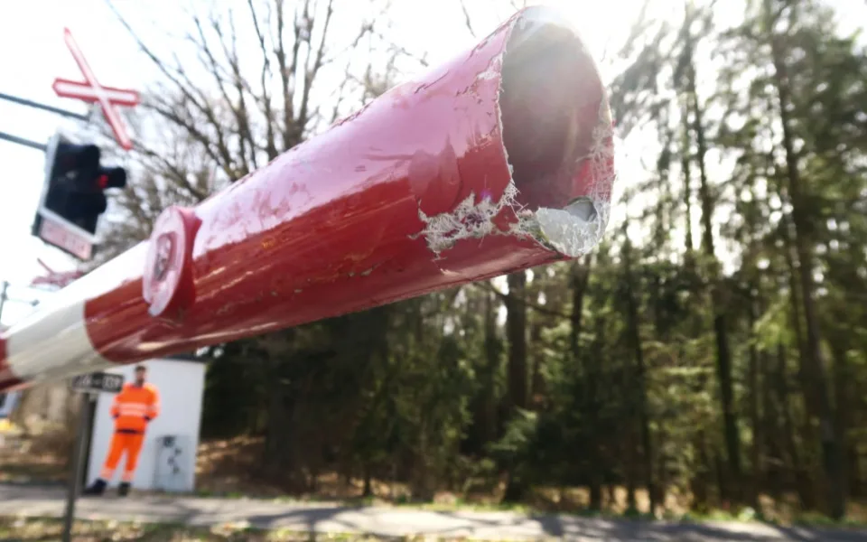 Neznámý řidič na železničním přejezdu prorazil stažené závory, poškodil je a ujel. Pátrá po něm policie