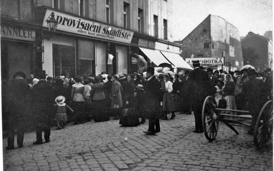 Fronta před aprovizačním skladištěm v Plzni, foto: Nakladatelství Starý Most