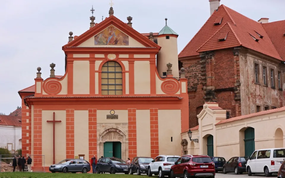 Lidem se slavnostně otevřel kostel v Plasích s unikátním románským portálem