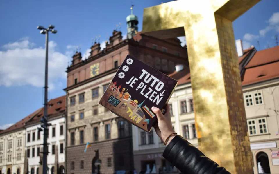 Tuto je Plzeň, grafička vytvořila originální deskovku, která představuje Plzeň i nabízí zajímavé tipy na výlety