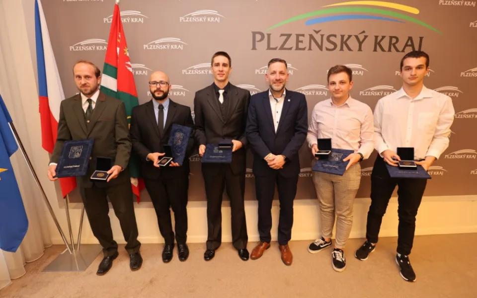 Pět statečných převzalo Cenu hejtmana Plzeňského kraje za záchranu života. Zprava Matoušek, Parlásek, hejtman, Peca, Hlaváč, Semecký