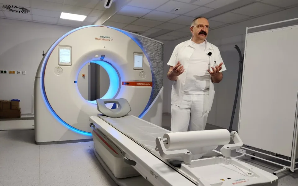 Nové CT snižuje dávku záření a zobrazuje detaily o šířce vlasu, zařízení jako první na světě otestovali v Plzni