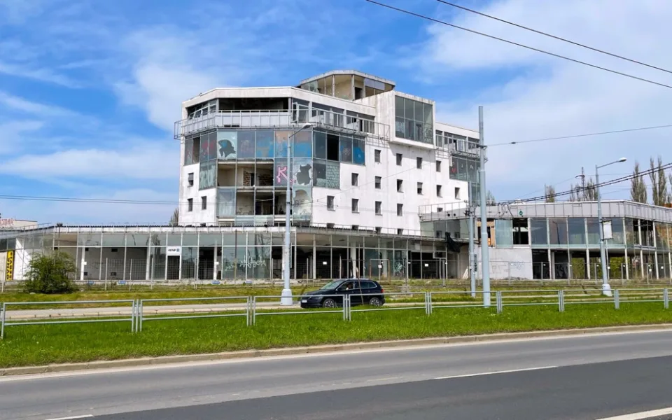 Skleněné peklo na Rokycanské je největší nepovolená stavba v Plzni hyzdící město už čtvrt století