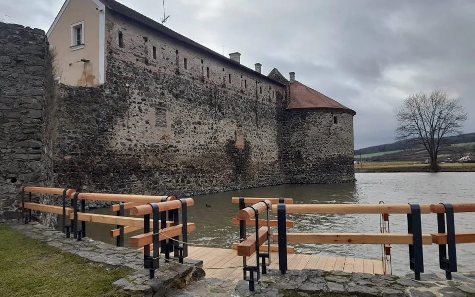 Vodní hrad Švihov otevře v neděli nový zážitkový okruh na loďkách podél hradeb