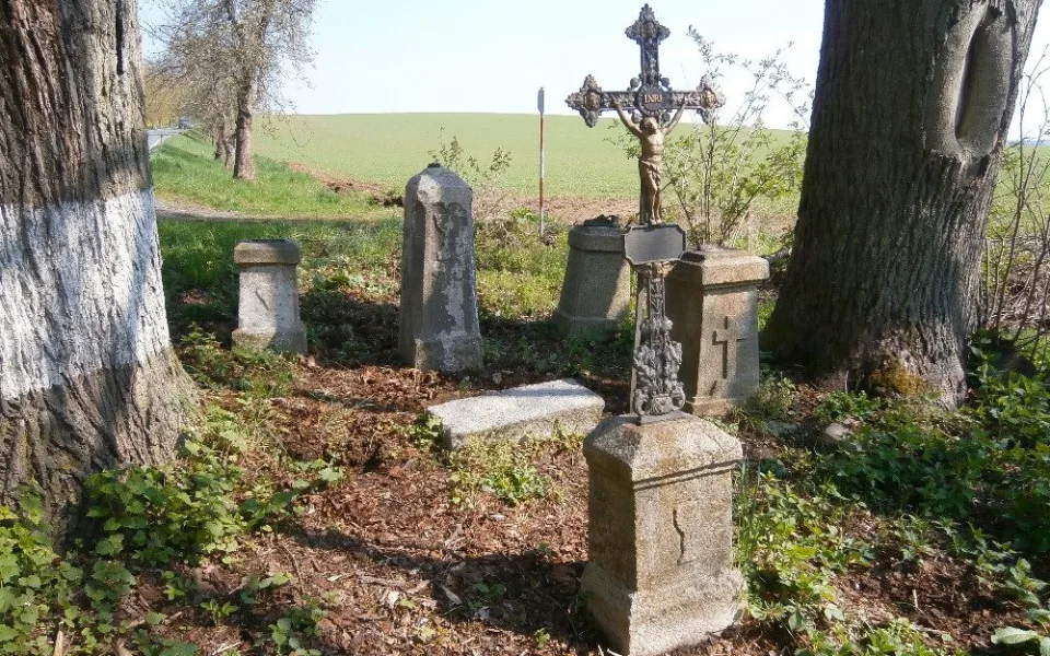 Na místě teď chybí dva historické kameny