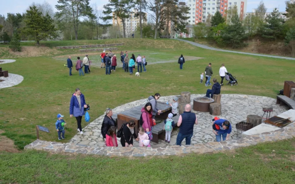 Obávané nocležiště bezdomovců plné černých skládek se proměnilo v nový park za 18 milionů korun
