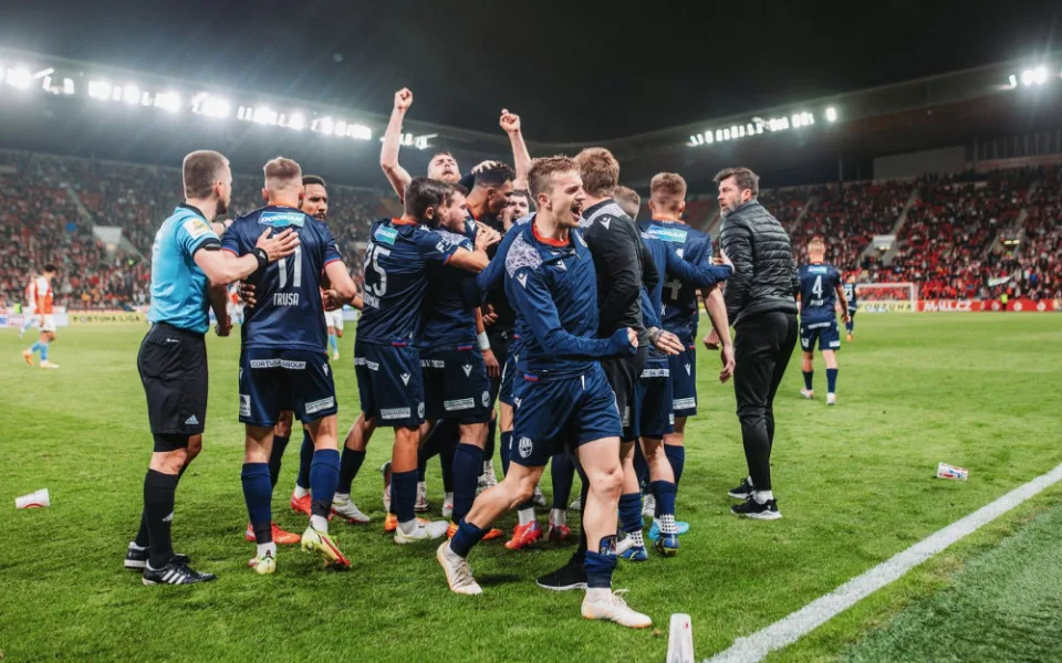 Na viktoriány přeletěla z hlediště celá řada předmětů